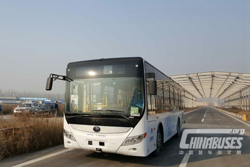 Minister of Transport Takes a Ride with Yutong Driver-less Bus