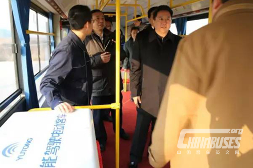 Minister of Transport Takes a Ride with Yutong Driver-less Bus