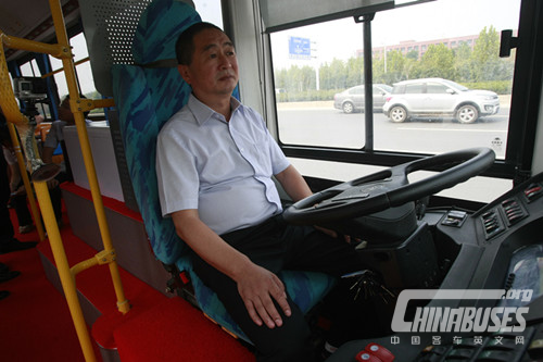 Minister of Transport Takes a Ride with Yutong Driver-less Bus