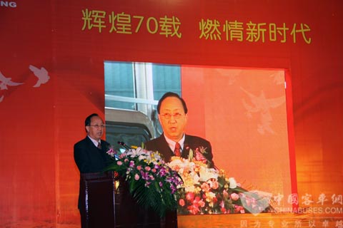 Deng Ping, the GM of Hengtong Buses made speech.