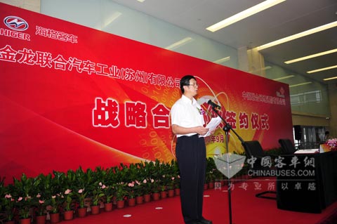 Sun Jianhua, the chairman of Higer Bus makes address on the ceremony