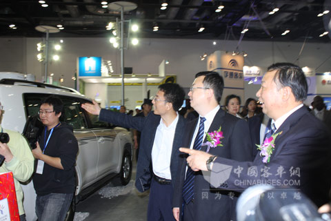 Wang Wenbing, vice president of Yutong Bus, accompanying leaders from Ministry of Transport 