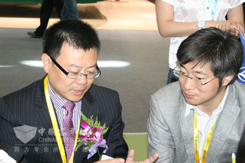  Zhu Guoqiang, deputy general manager of King Long Bus (left) is interviewed