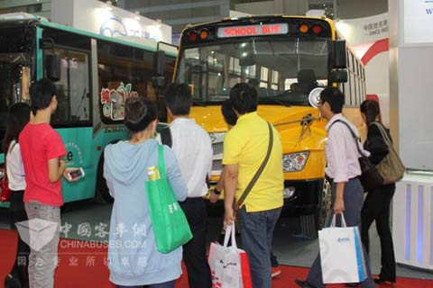 Visitors were attached by “Big Nose” Wuzhoulong School Bus