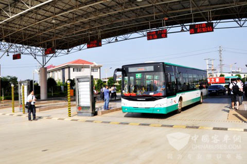 Yongman Bus JNP6120GHP-1 hybrid city bus won the champion of the new energy bus competition in 2011 the Second China (Kunming) New Energy Bus