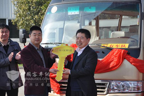 The ceremony of handing over the key of JAC "BEST" bus