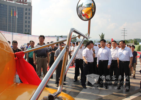 The leaders are visiting Hengtong school bus